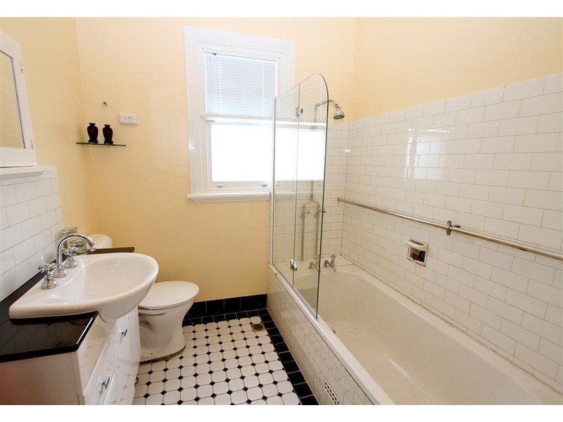 4 Jarick Street, Turvey Park NSW 2650