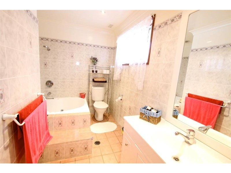 4 Vanda Street, Lake Albert NSW 2650