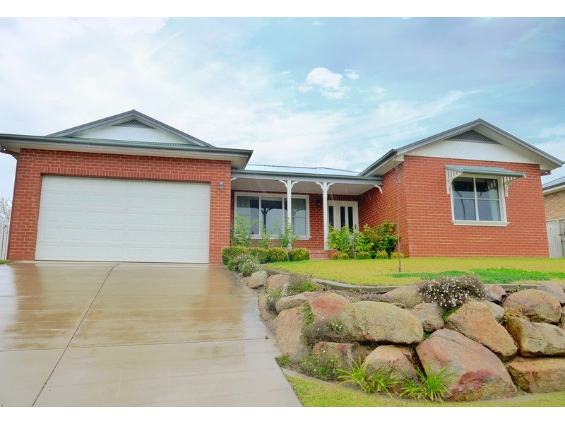 6 Lyndoch Place, Bourkelands NSW 2650