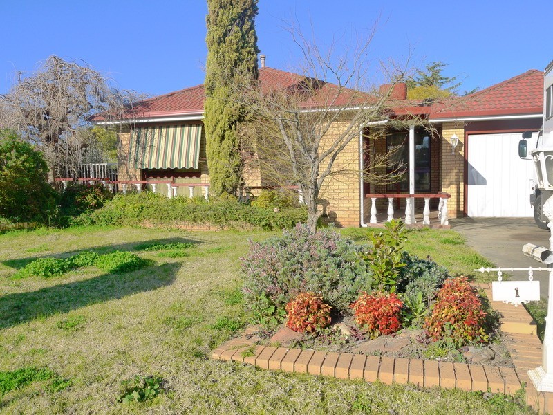 1 Atkins Place, Estella NSW 2650