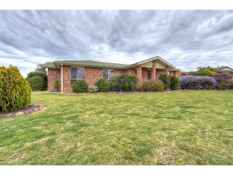 111 Balleroo Crescent, Glenfield Park NSW 2650