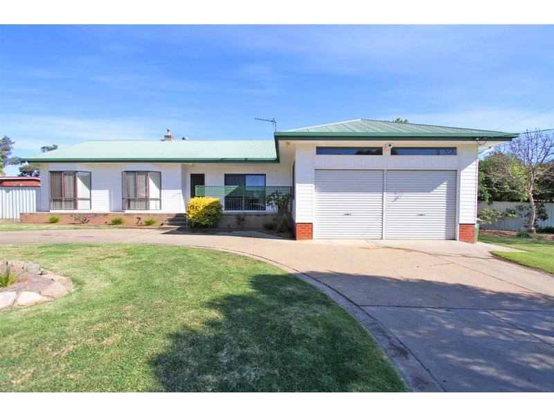 2  Huthwaite  Street, Mount Austin NSW 2650