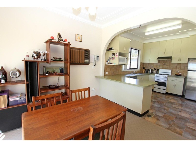 2  Huthwaite  Street, Mount Austin NSW 2650