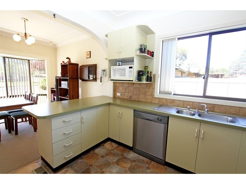 2  Huthwaite  Street, Mount Austin NSW 2650