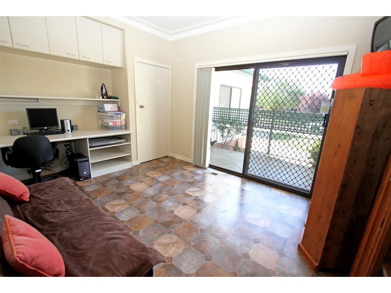 2  Huthwaite  Street, Mount Austin NSW 2650