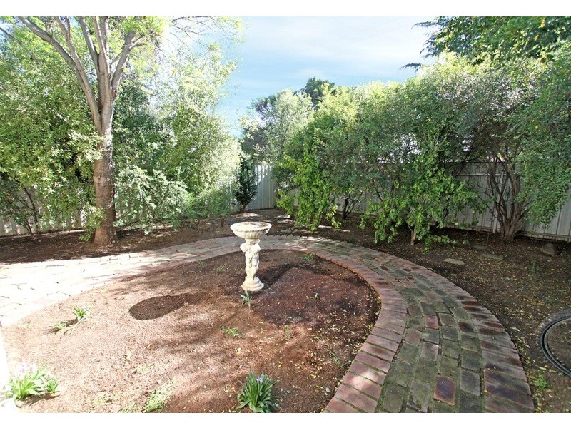 2  Huthwaite  Street, Mount Austin NSW 2650
