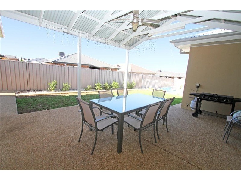 2 Hammersley  Street, Tatton NSW 2650