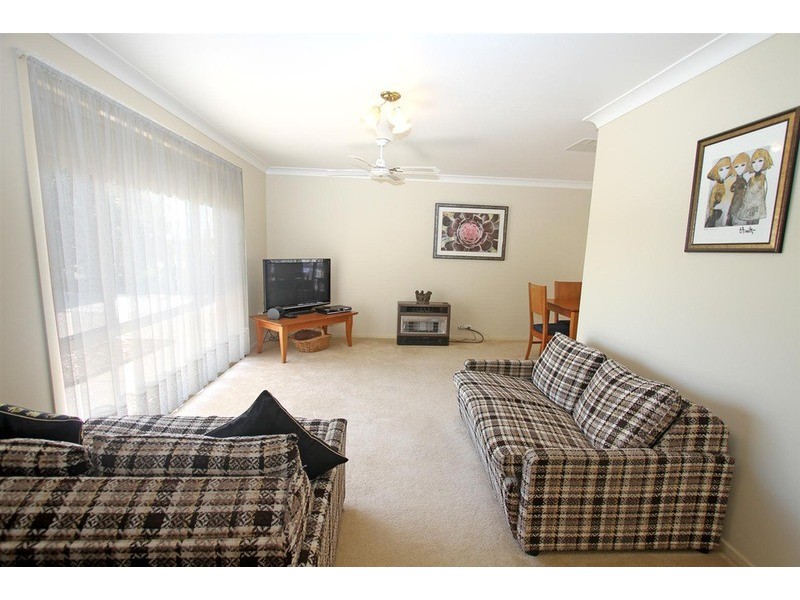 64 Dalman Parkway, Glenfield Park NSW 2650