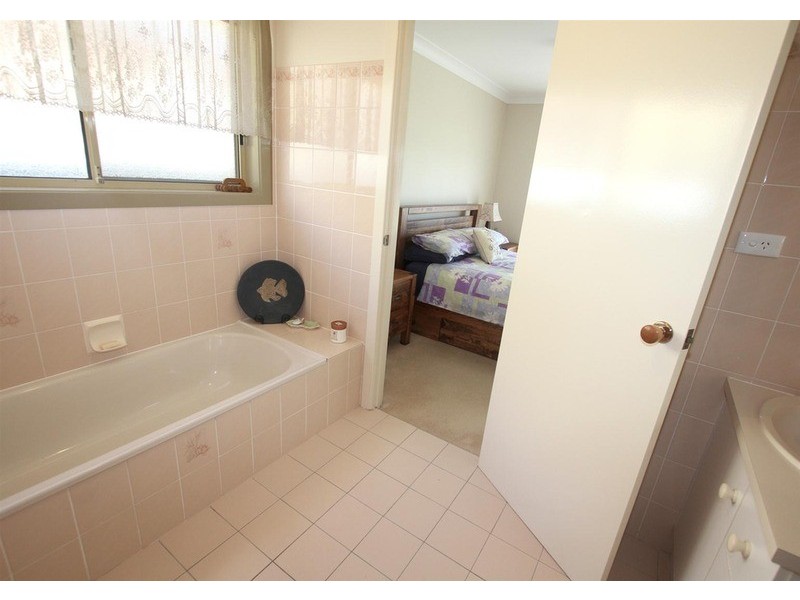 64 Dalman Parkway, Glenfield Park NSW 2650