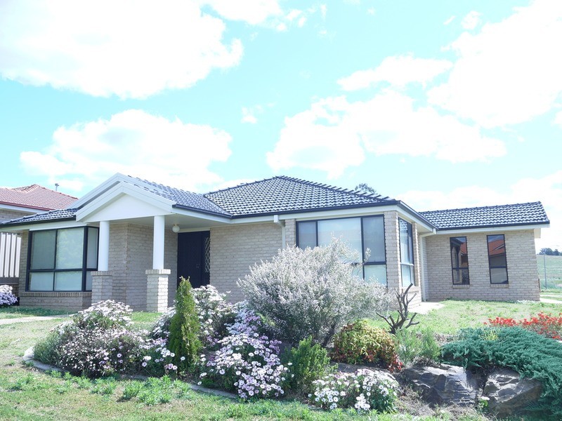 1/2 Hudson Drive, Lloyd NSW 2650