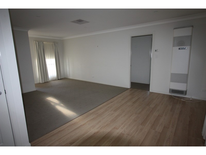 1-3/5 Womboin Crescent, Glenfield Park NSW 2650