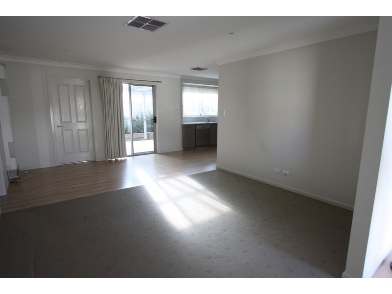 1-3/5 Womboin Crescent, Glenfield Park NSW 2650