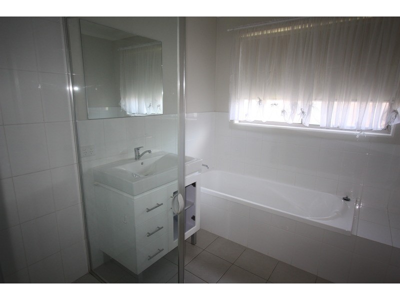 1-3/5 Womboin Crescent, Glenfield Park NSW 2650