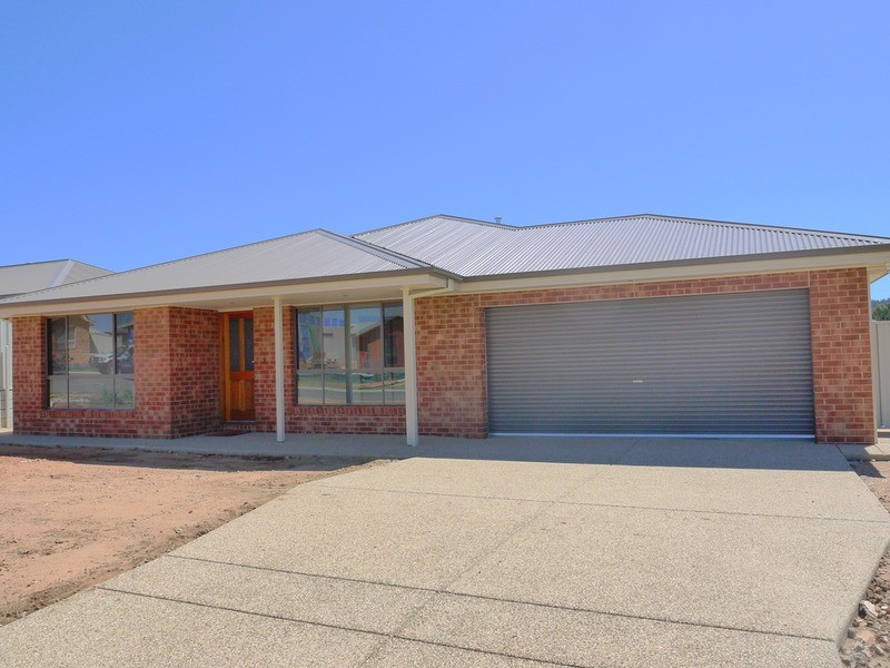 18 Pinnacle  Place, Estella NSW 2650