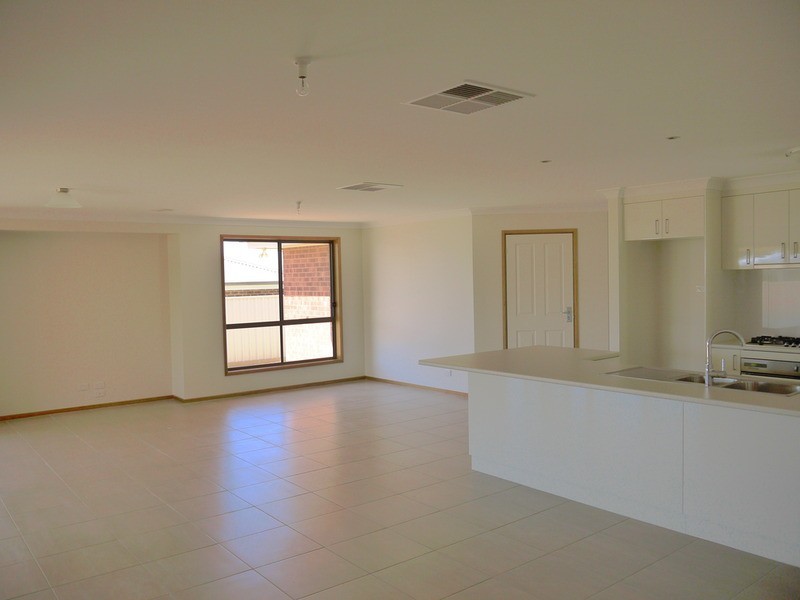 18 Pinnacle  Place, Estella NSW 2650