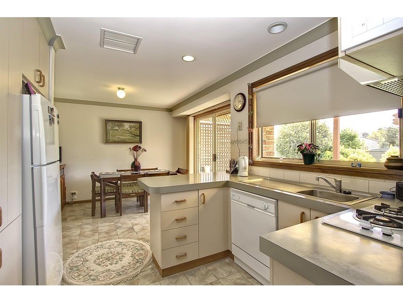 2/11 Honeysuckle Place, Lake Albert NSW 2650