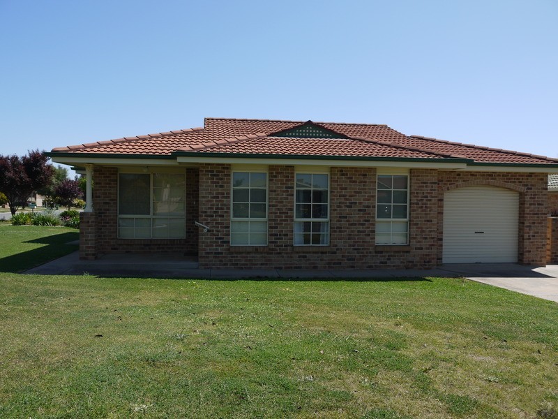 1/11 Yentoo  Drive, Glenfield Park NSW 2650