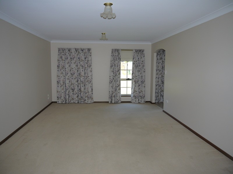 1/11 Yentoo  Drive, Glenfield Park NSW 2650