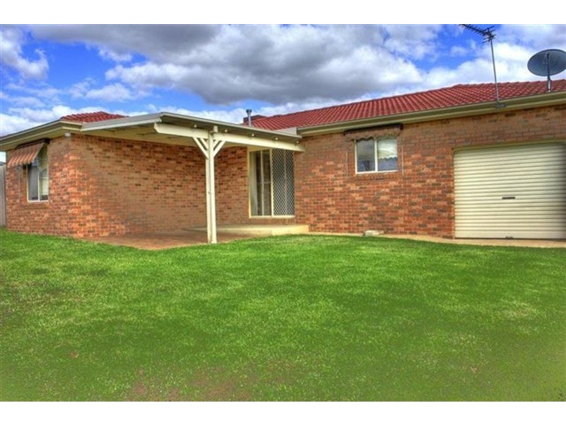 6 Titanga Place, Bourkelands NSW 2650