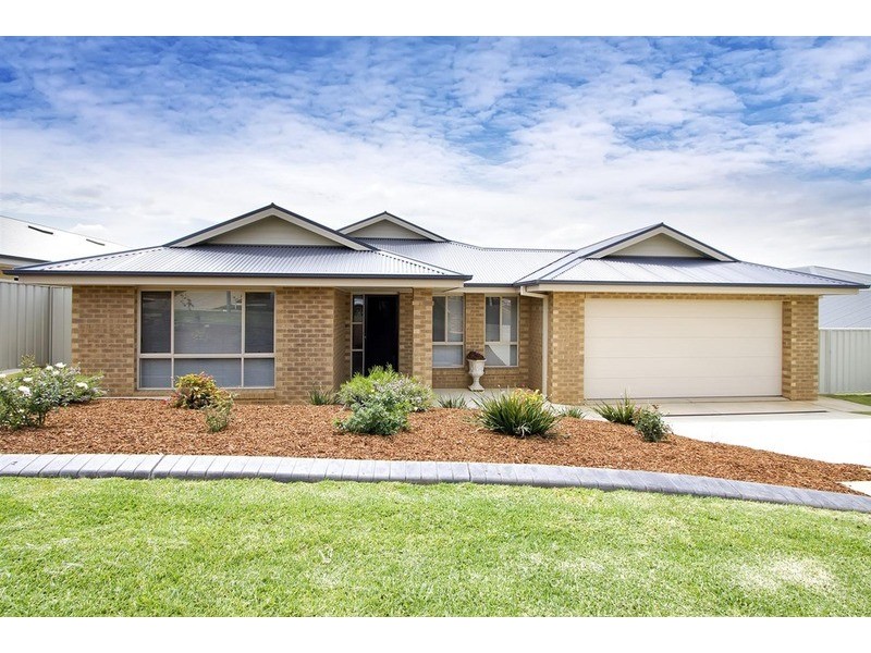15 Marylands  Way, Bourkelands NSW 2650