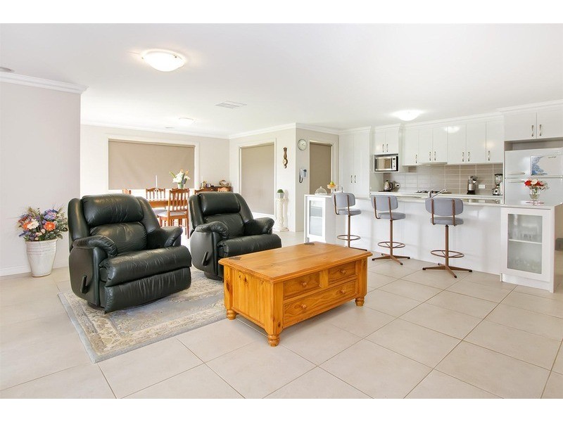 15 Marylands  Way, Bourkelands NSW 2650