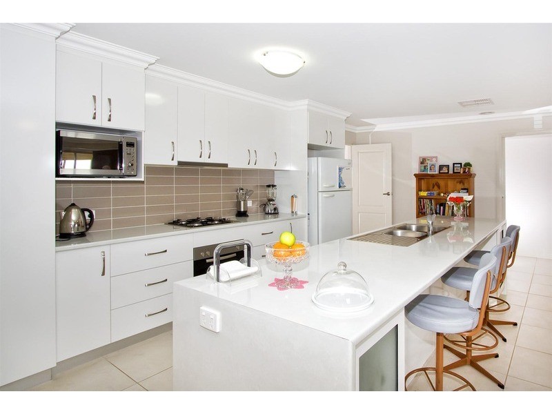 15 Marylands  Way, Bourkelands NSW 2650