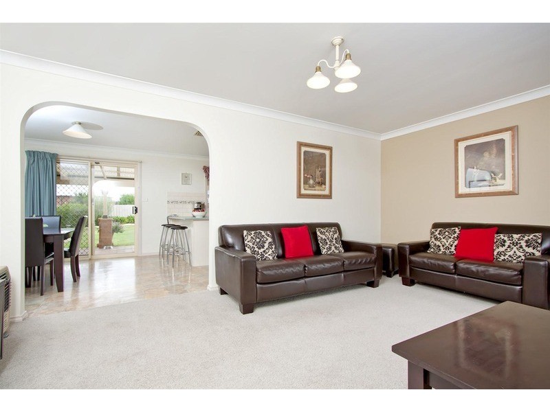 4 Kamaroo Court, Glenfield Park NSW 2650