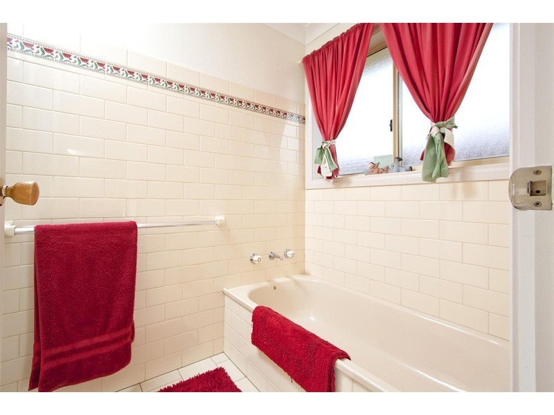 4 Kamaroo Court, Glenfield Park NSW 2650