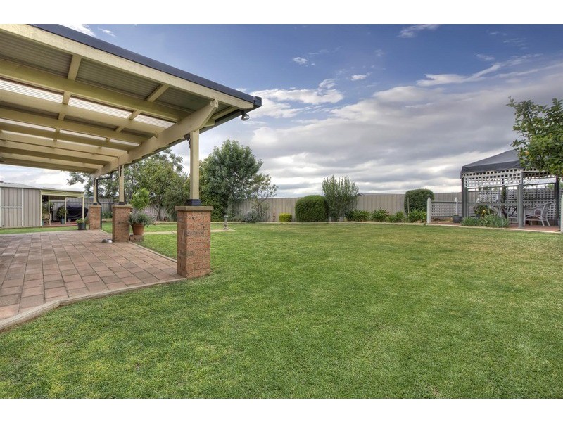 4 Kamaroo Court, Glenfield Park NSW 2650