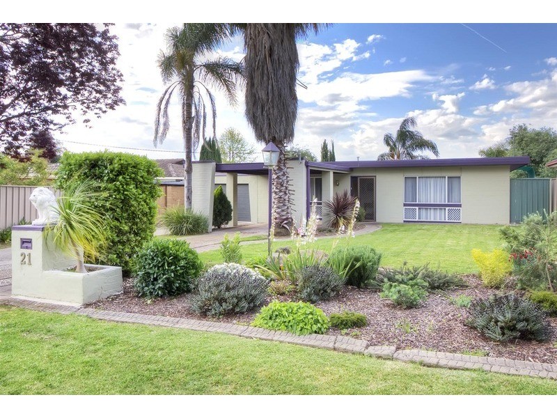21 Lake  Street, Lake Albert NSW 2650