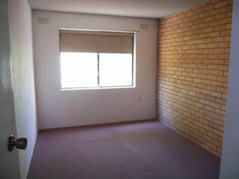 2/9 Henschke Avenue, Tolland NSW 2650