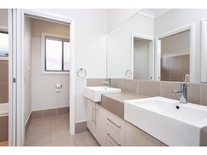 40 Yarrawah Crescent, Bourkelands NSW 2650