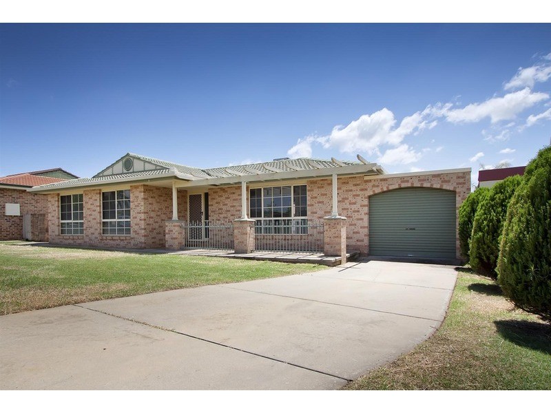 9 Yentoo Drive, Glenfield Park NSW 2650