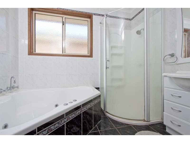 9 Yentoo Drive, Glenfield Park NSW 2650