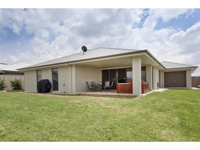 7 Warambee Street, Glenfield Park NSW 2650