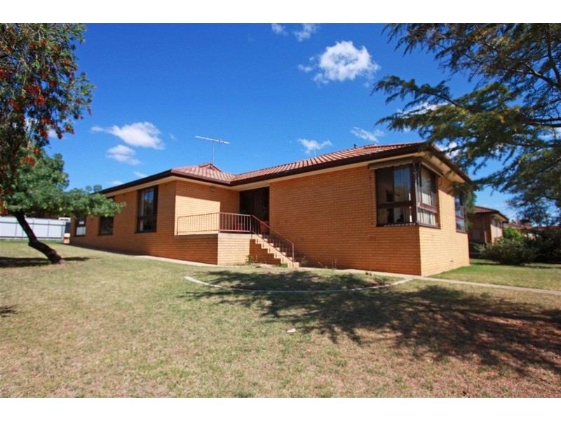 25 Malaya Drive, Tolland NSW 2650