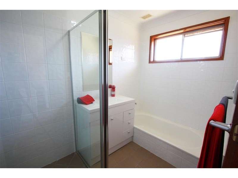25 Malaya Drive, Tolland NSW 2650