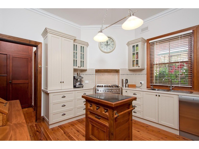 6 Macleay  Street, Turvey Park NSW 2650