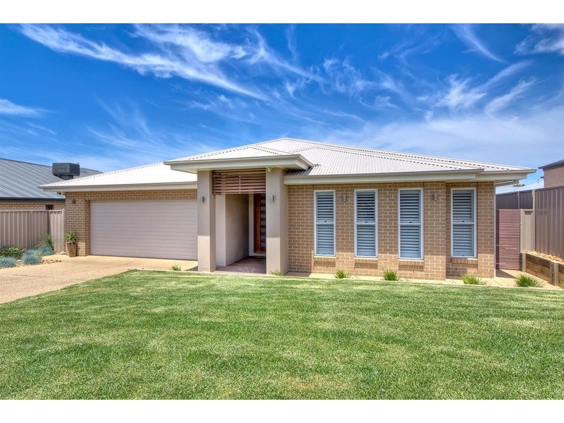 15  Clarence  Place, Tatton NSW 2650