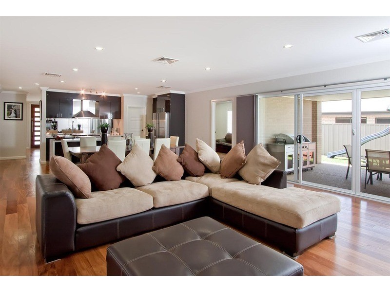 15  Clarence  Place, Tatton NSW 2650