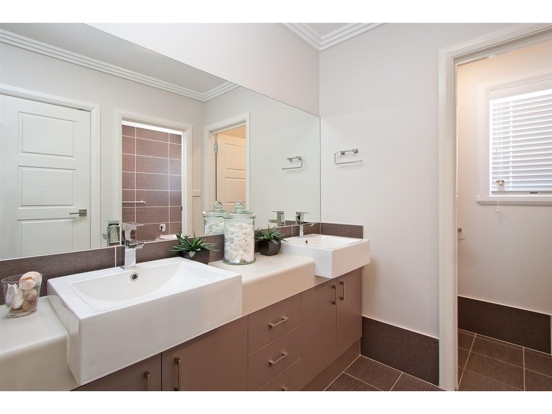15  Clarence  Place, Tatton NSW 2650