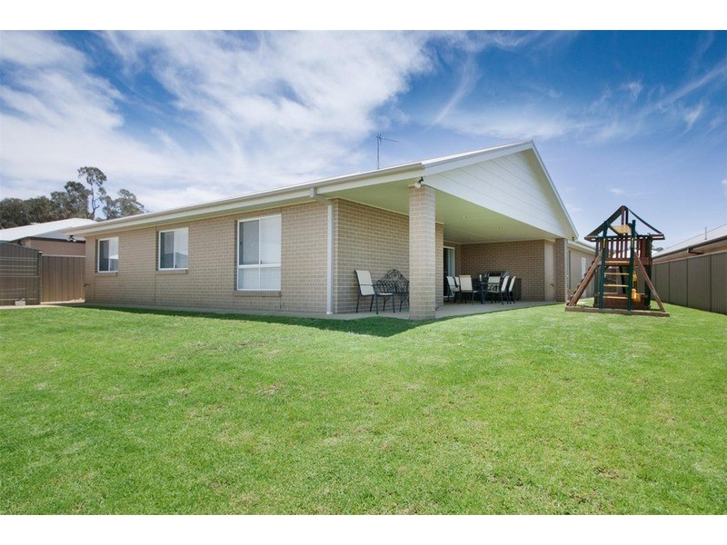 15  Clarence  Place, Tatton NSW 2650