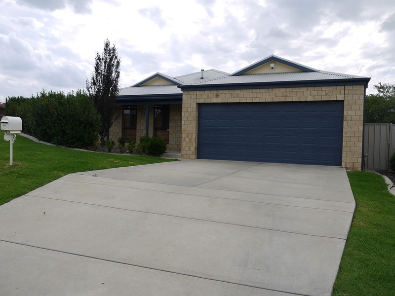 Lloyd NSW 2650