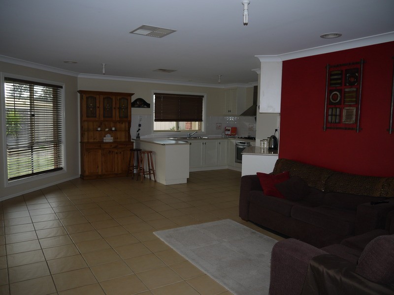 8 Birri Place, Wagga Wagga NSW 2650