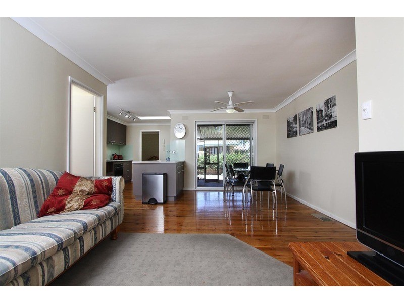 34 Geneva  Crescent, Lake Albert NSW 2650