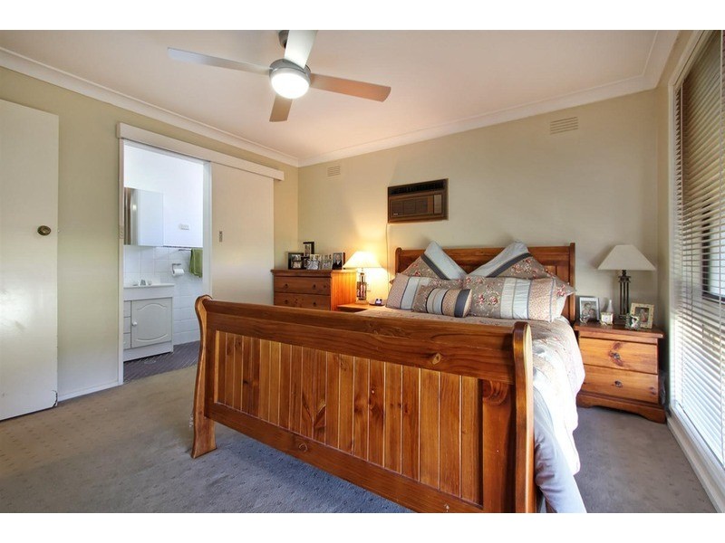34 Geneva  Crescent, Lake Albert NSW 2650