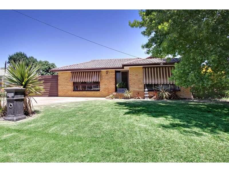 34 Geneva  Crescent, Lake Albert NSW 2650
