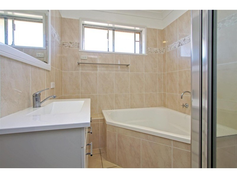 34 Geneva  Crescent, Lake Albert NSW 2650