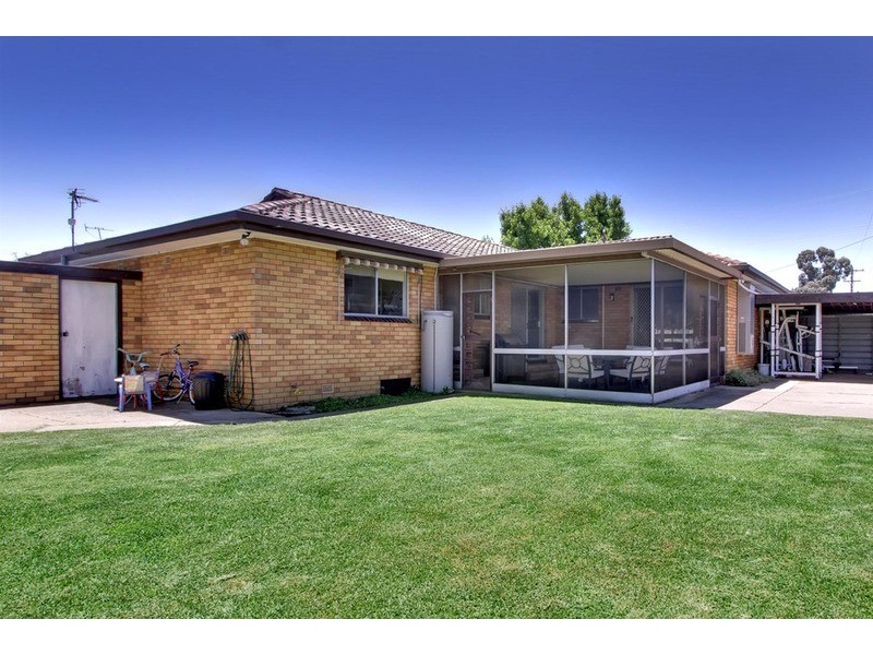 34 Geneva  Crescent, Lake Albert NSW 2650