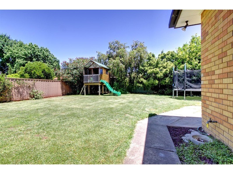 34 Geneva  Crescent, Lake Albert NSW 2650